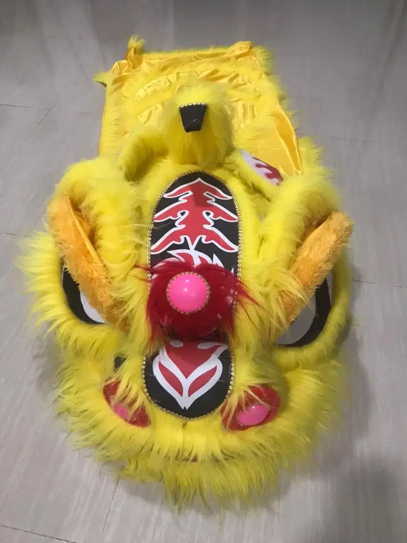 Boneka barongsai jumbo dengan sayap