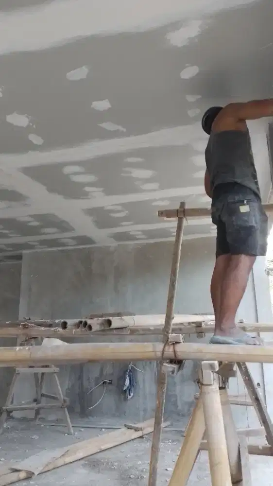 Plafon dan lampu rumah