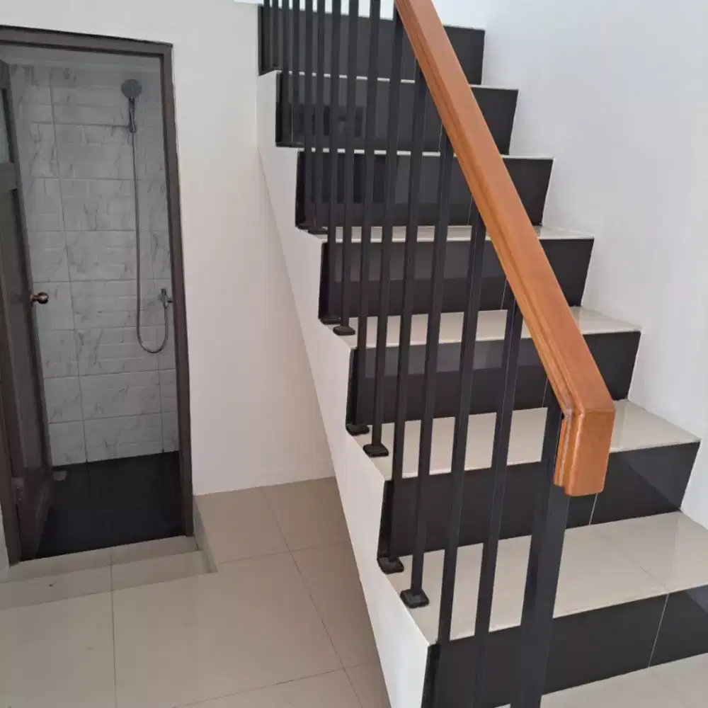 Relling tangga pegangan kayu