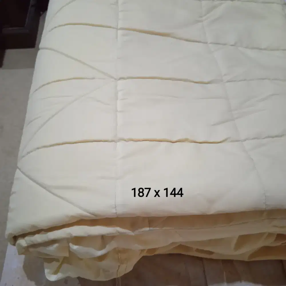 Sprei quilt ada karet di tiap sudut
