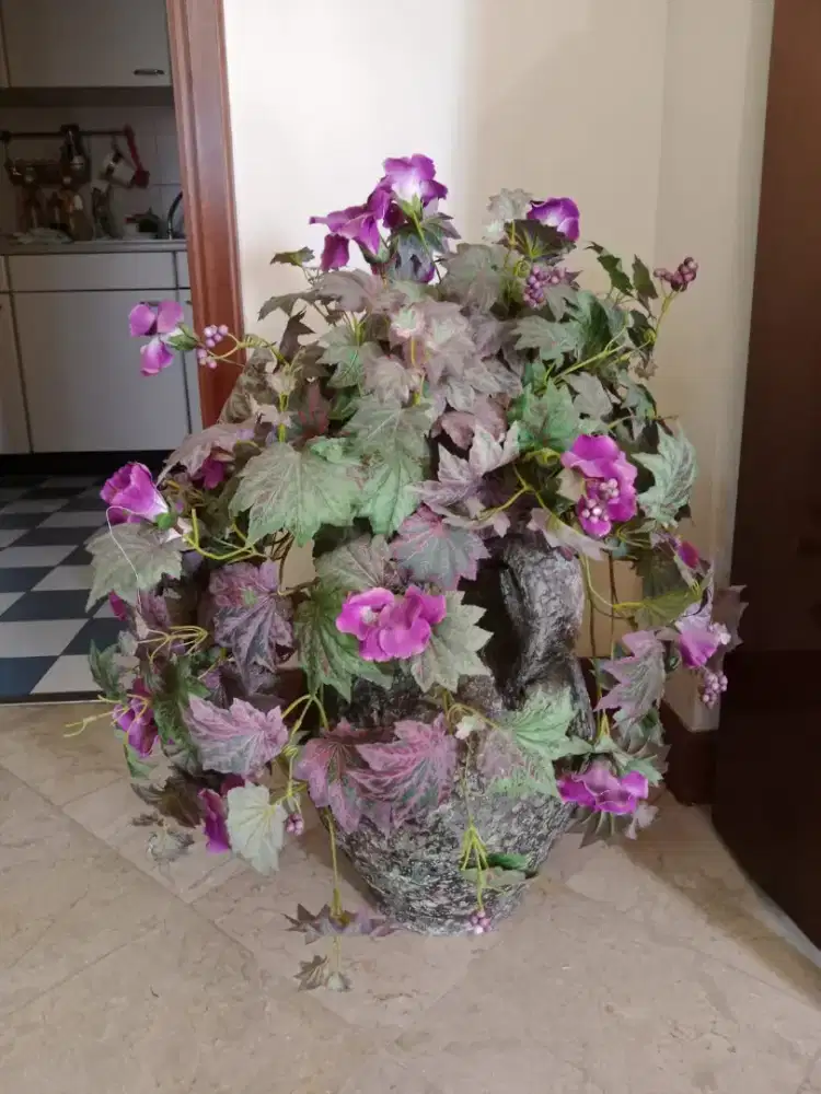 Bunga dengan Guci Titanic.Bunga sintetis artistik