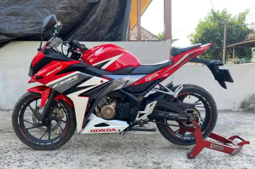 Honda CBR 150R 2018 SS LENGKAP MULUS LOW KM DAN TERAWAT