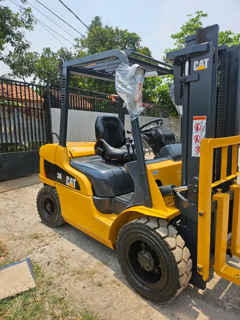 Forklift 3 ton caterpilat