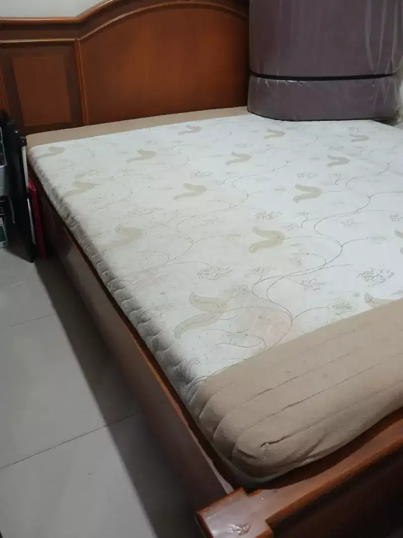 Dijual Ranjang Antik bahan Kayu Jati + Kasur