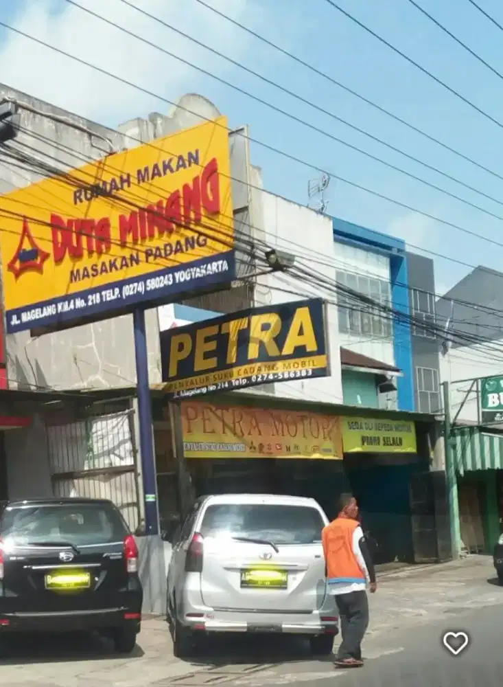 Lowongan pekerjaan karyawan toko.