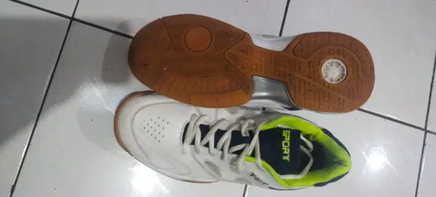 Sepatu badminton