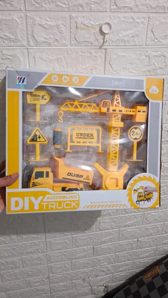 Mainan alat konstruksi