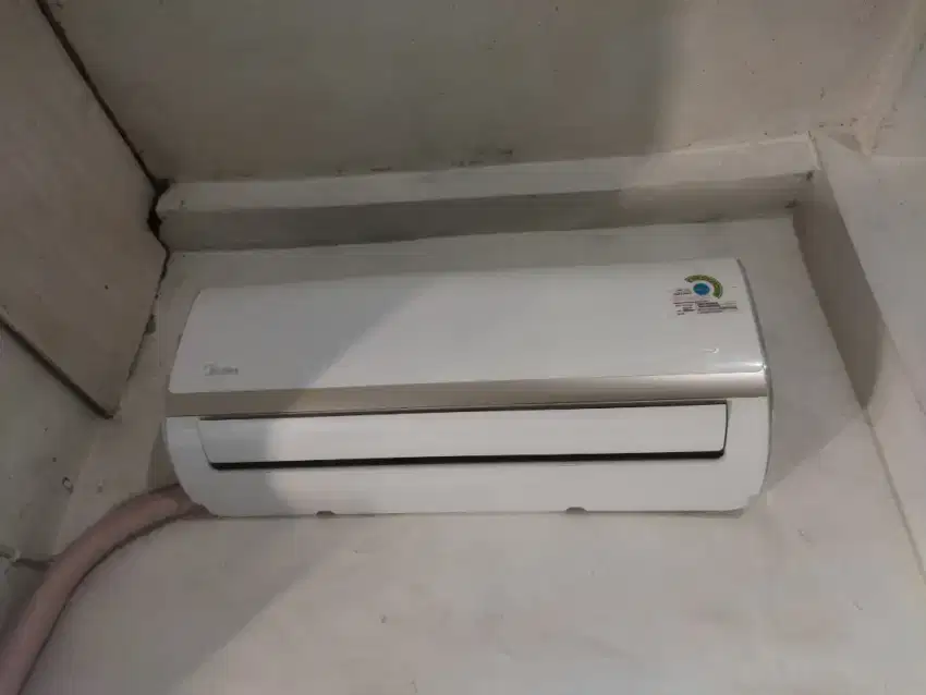Dijual AC Midea 1pk Inverter baru pakai sebentar
