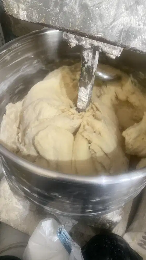 pegawai roti bagian produksi