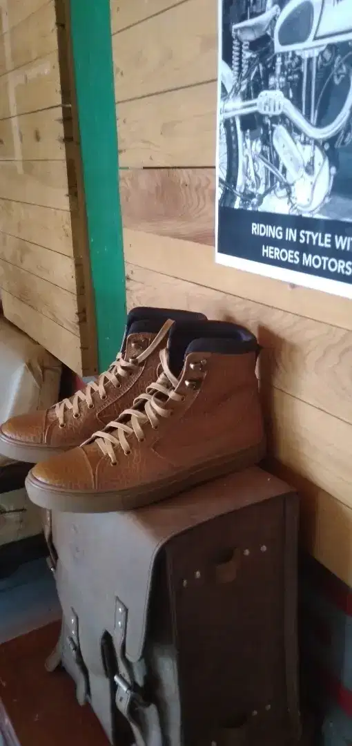 Boots sneaker kulit asli