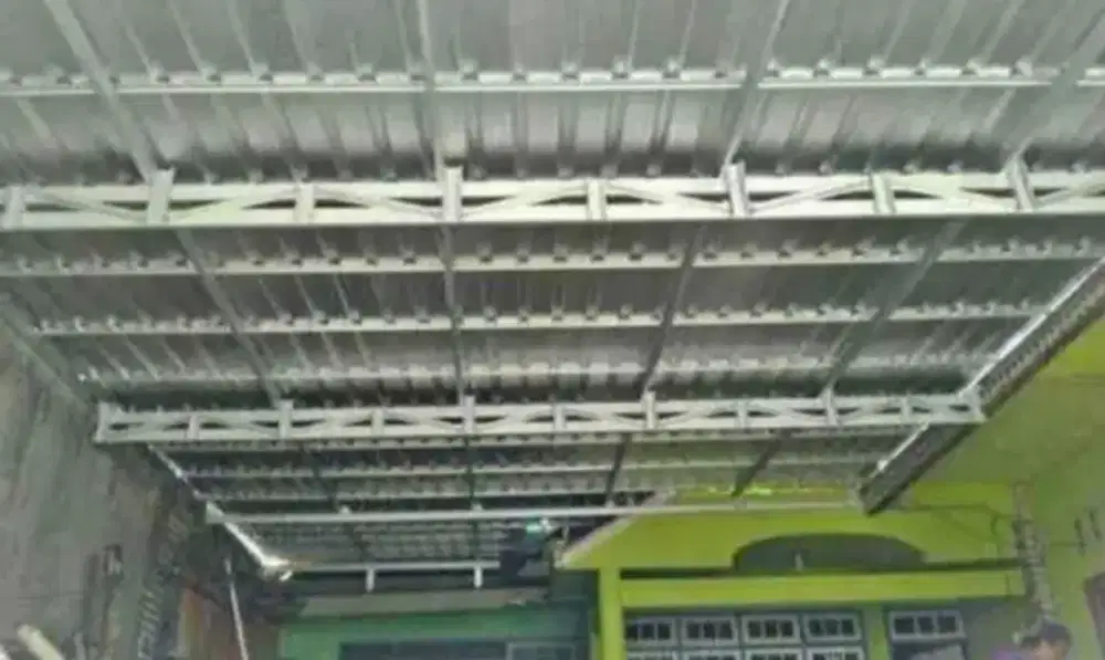 Pemasangan rangka baja ringan +pelapon pvc+  dan genteng metal