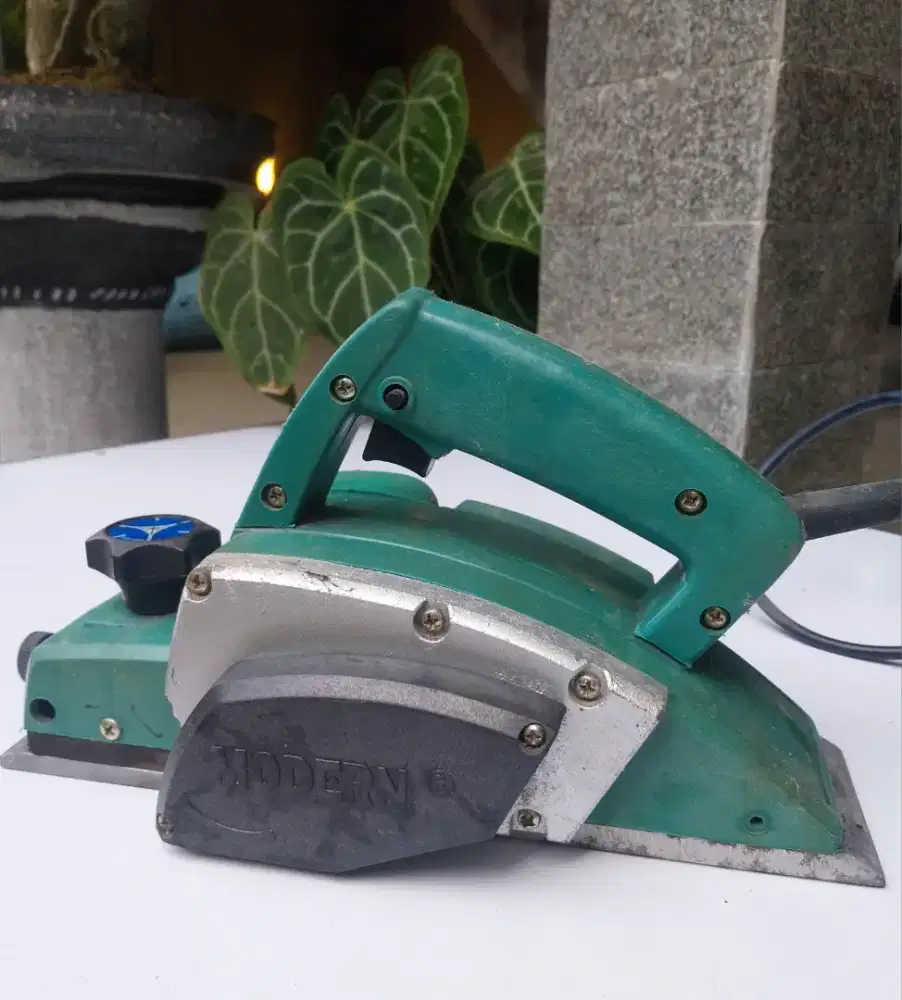 Mesin pasah kayu merk Modern