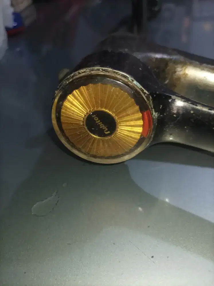 Keran wastafel air panas dan dingin  full kuningan bagus no  keropos