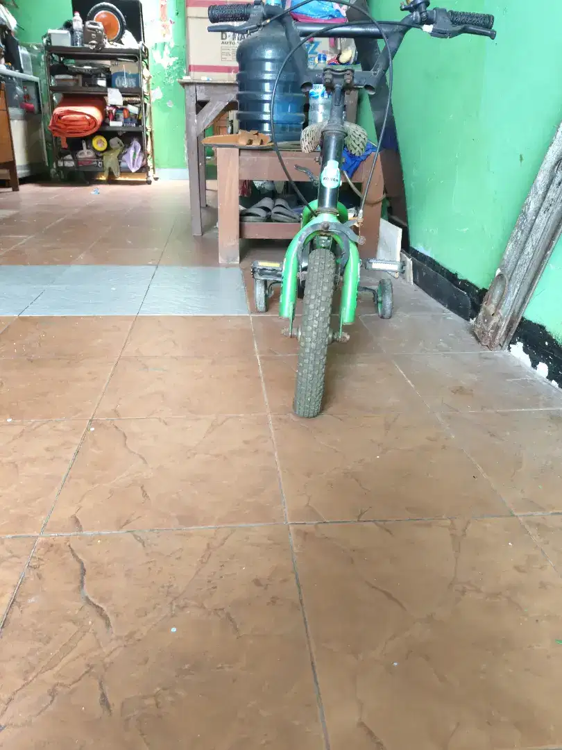 DIJUAL BU CEPAT SEPEDA RODA 4 BUAT USIA 1-2TAHUN KONDISI MASIH BAGUS.