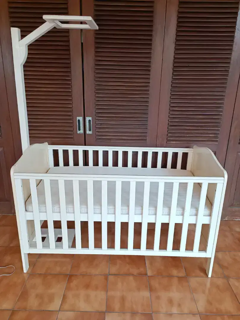 Box ranjang dan kasur bayi merk Mothercare