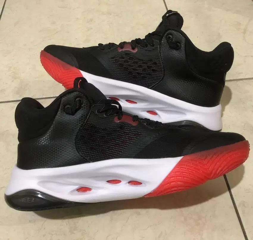 Sepatu Basket Skechers SKX Float. Kondisi baru.