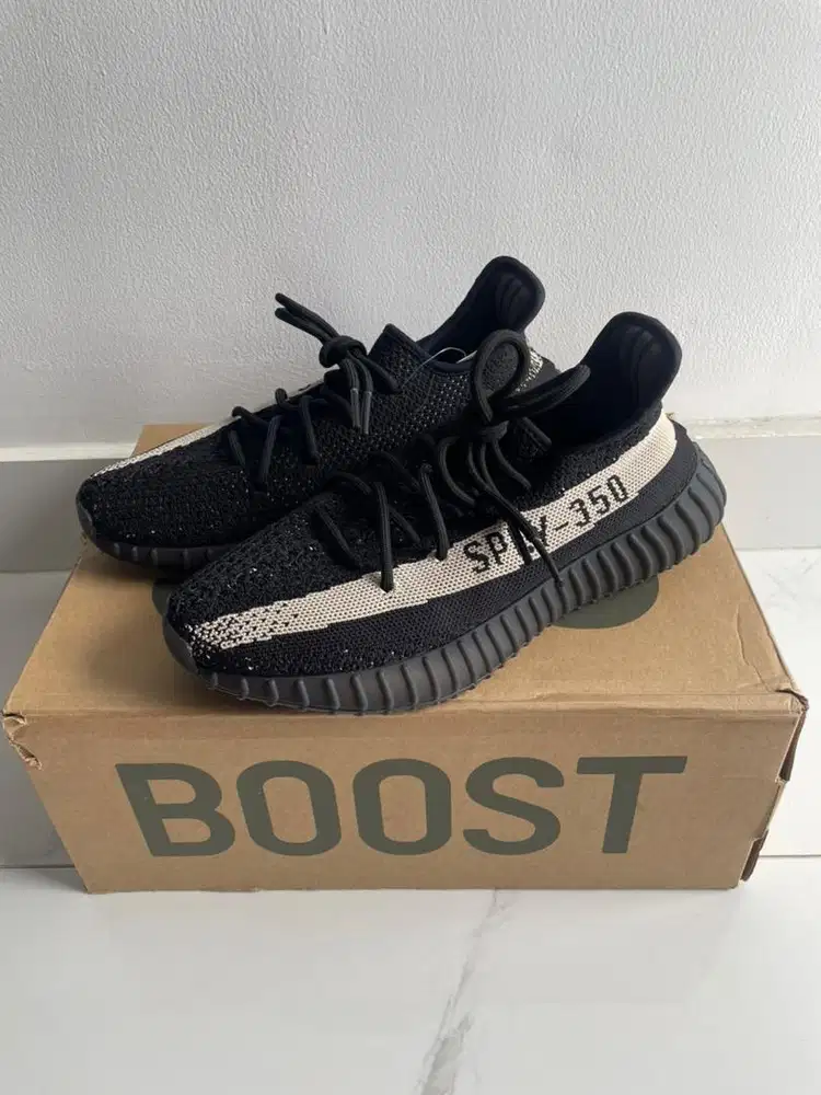 Sepatu Yeezy Boost 350 V2, size 40