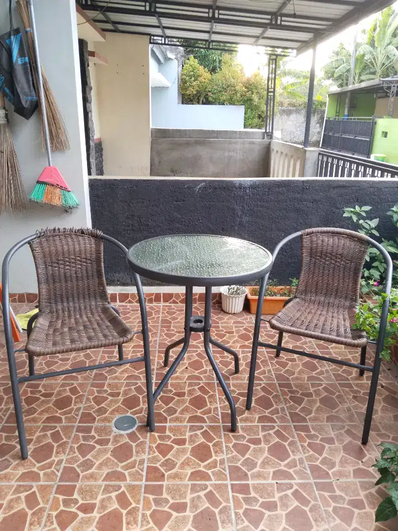 Dijual satu set kursi dan meja kaca taman dan teras Informa!