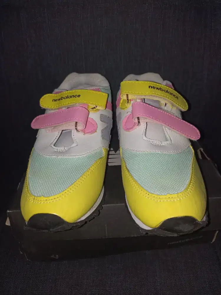 Sneakers Anak size 35/36 made in Vietnam