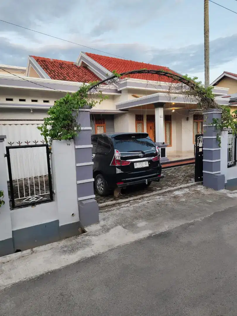 Rumah 2 lantai di Margorejo 25a Margorejo Metro Selatan