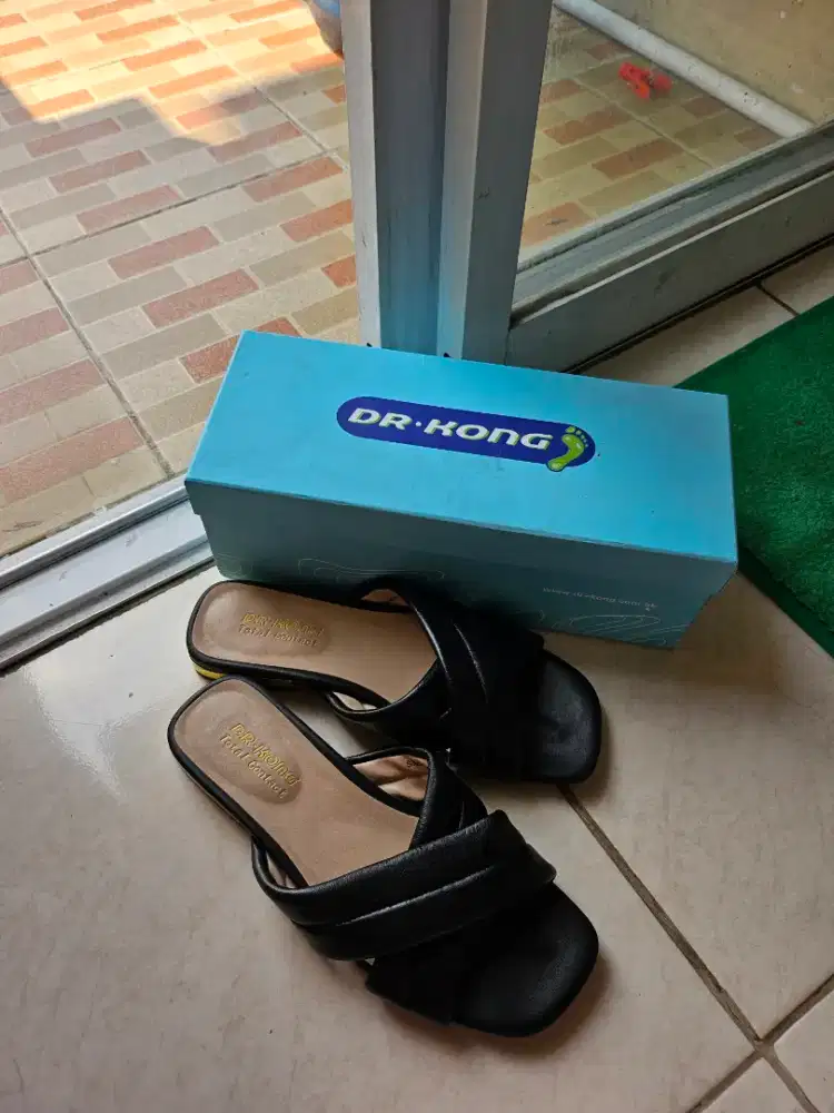 Sendal wanita Dr. Kong ukuran 37