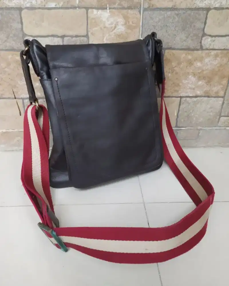 Slingbag kulit Bally