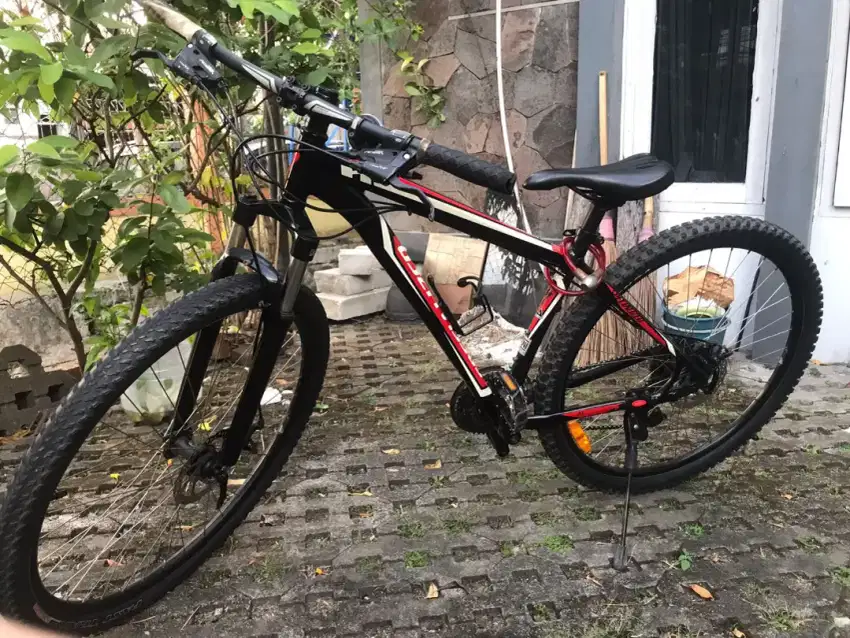 Sepeda Specialized Hardrock, diameter 29 inch