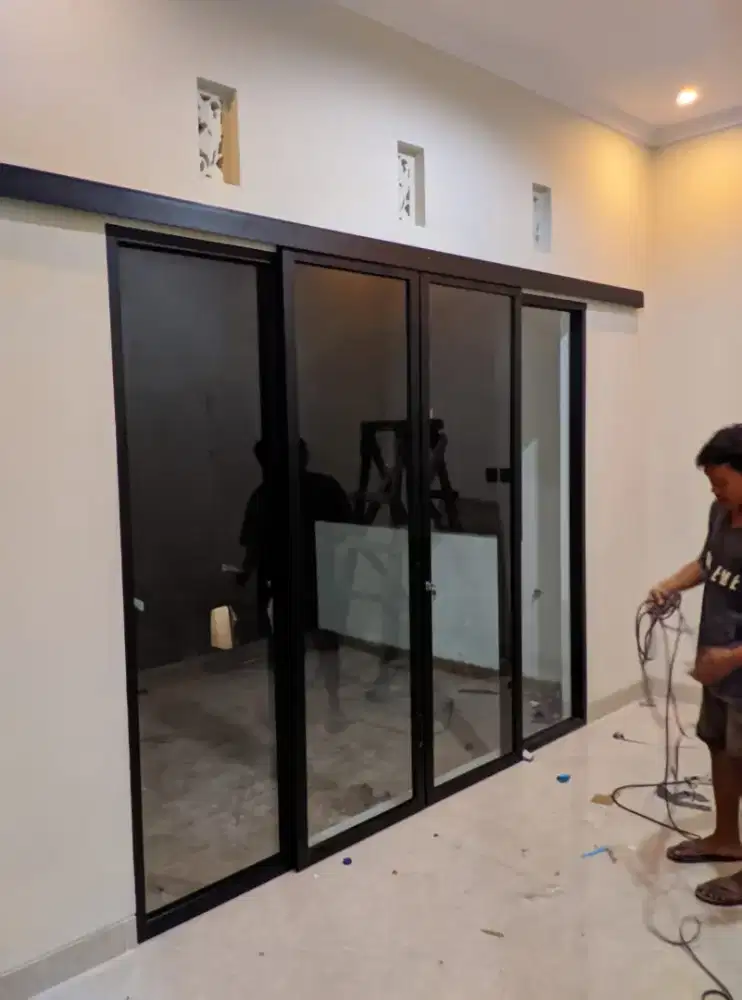 Pemasangan kaca dan aluminiu.