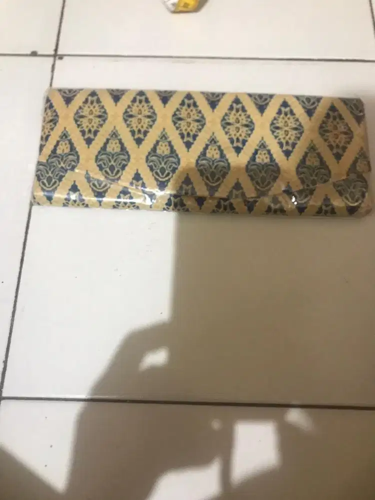 dompet pesta berbahan dan motif batik
