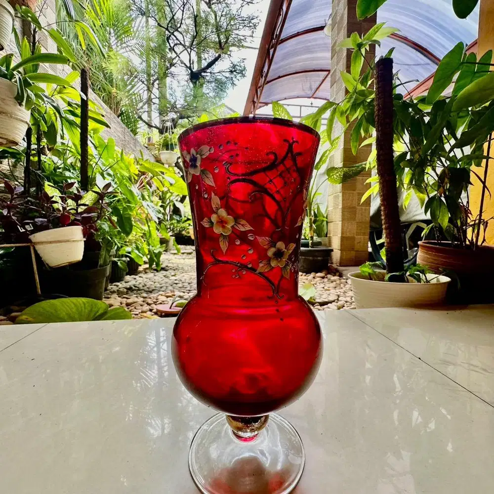 Kristal Bohemia Boro Merah Vas Berkaki Cantik dan Siap Pajang