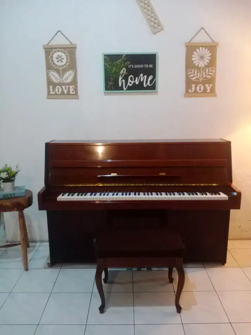 Piano Akustik Klasik Upright Yamaha Glossy Mahogany Built in Japan