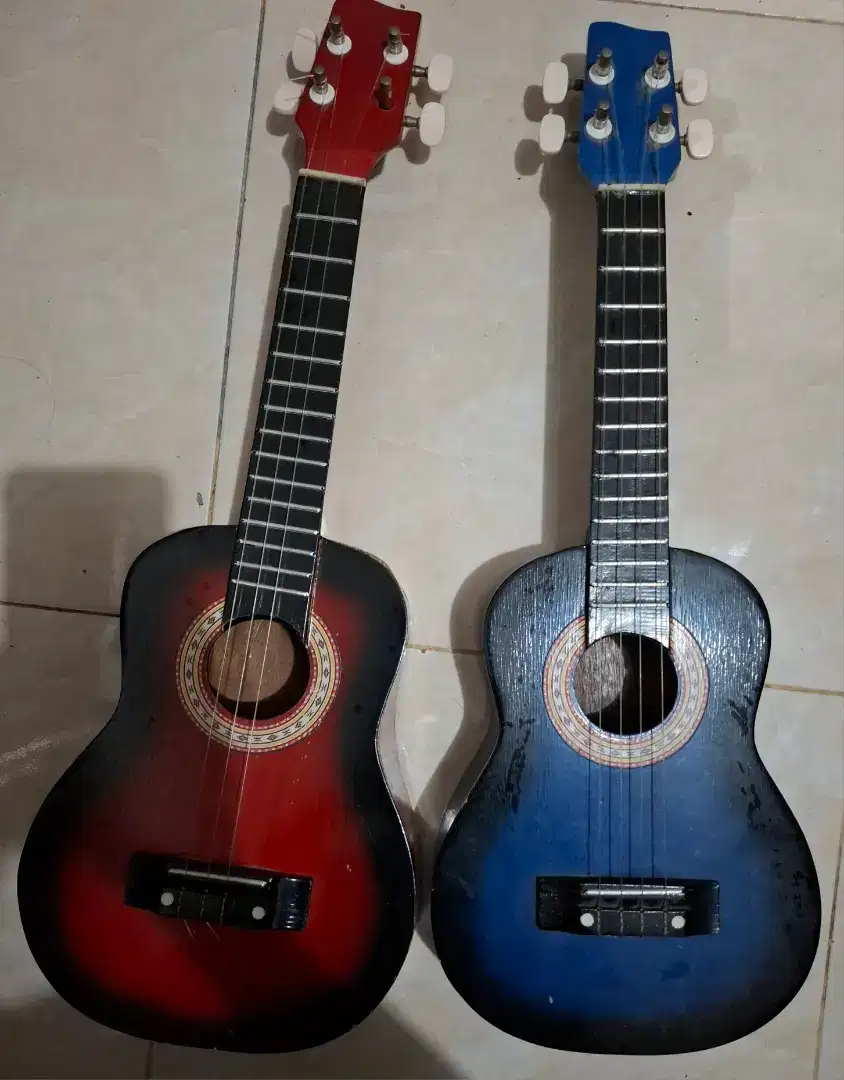 Preloved ukulele 4 senar buy 1 get 1 free(bonus)