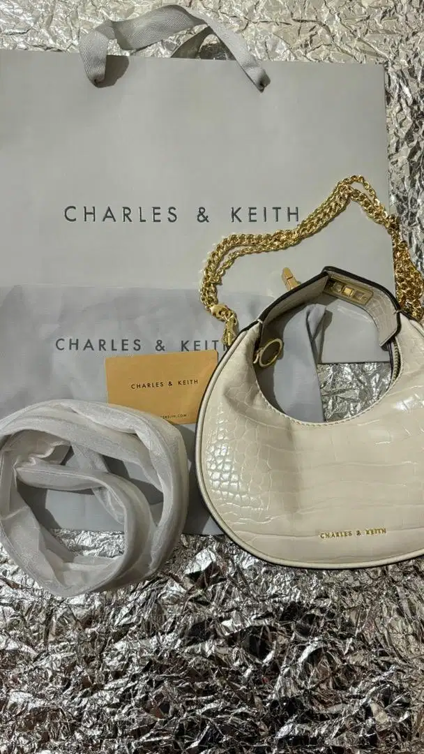 TAS CHARLES AND KEITH - PRELOVED