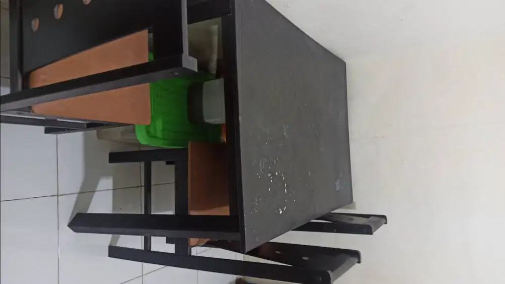 Meja makan + 4 kursi
