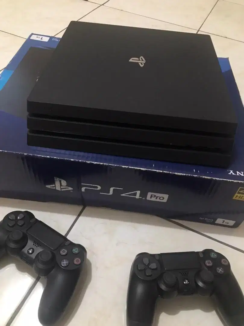 PS4 PRO 1 TB hitam