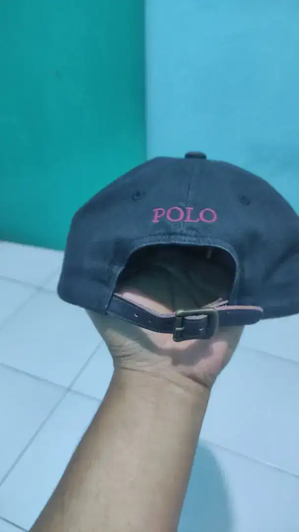 Topi polo warna hitam