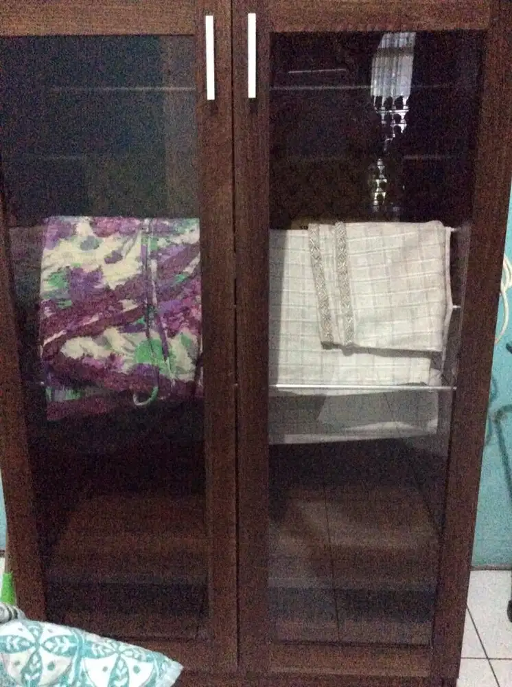 Lemari tempat mukena & rak kaca