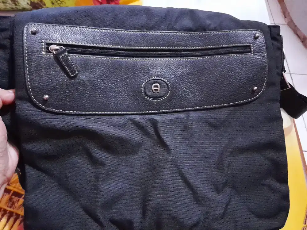 Dijual cepat tas A asli warna hitam bs dipake slempang tao biasa.