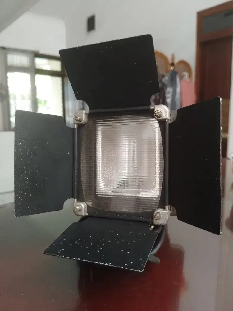 lampu Reflecta ( lampu sorot )