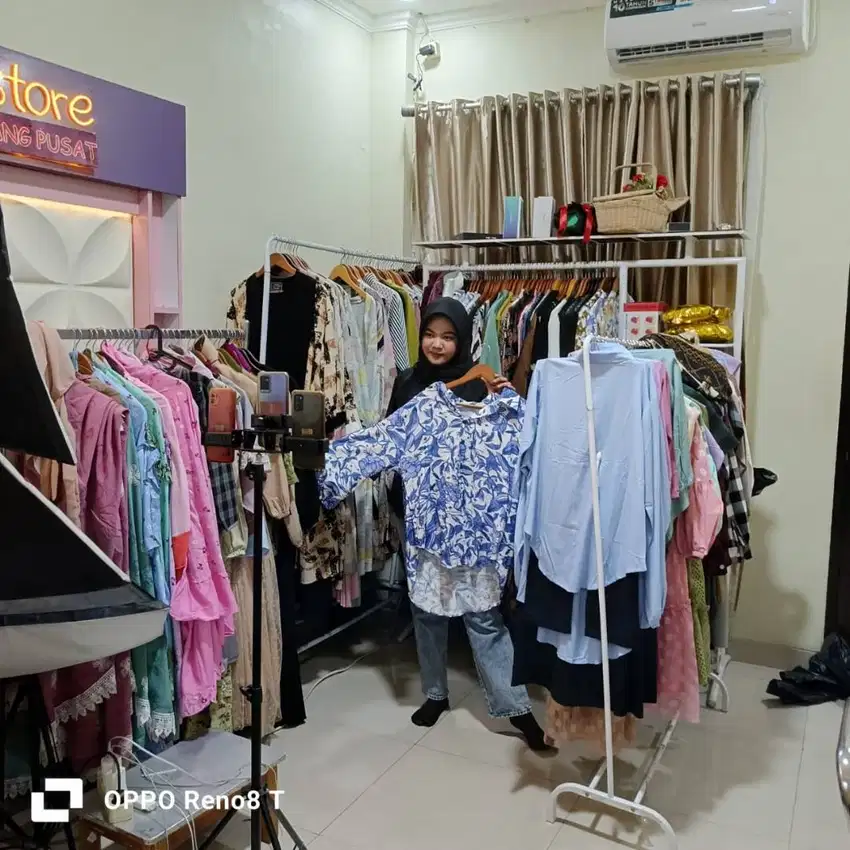 DIBUT : HOST LIVE STREAMING dan CONTEN CREATOR