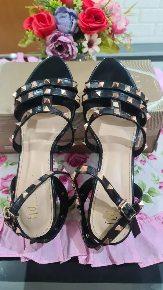 Sandal wanita valentino heel
