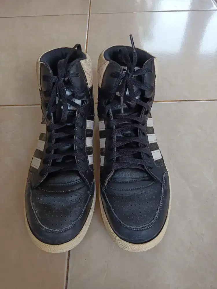 Sepatu Adidas size 42