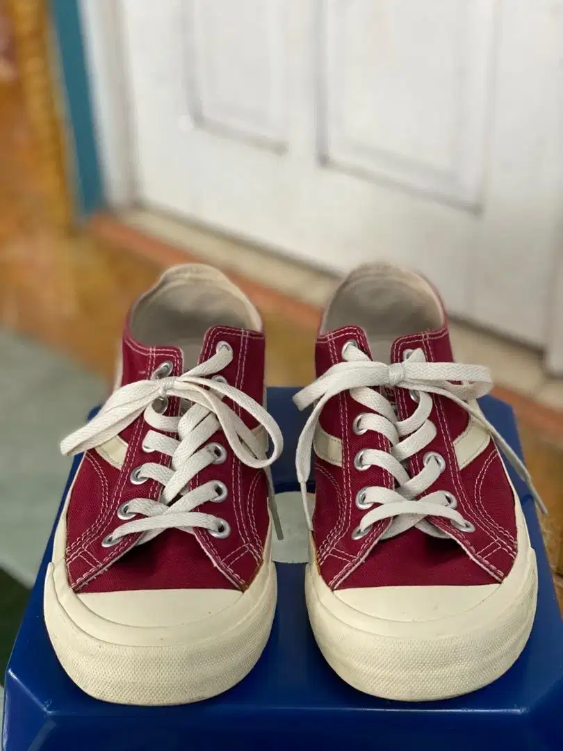 Dijual cepat sepatu Ventela Back To 70s Low Maroon