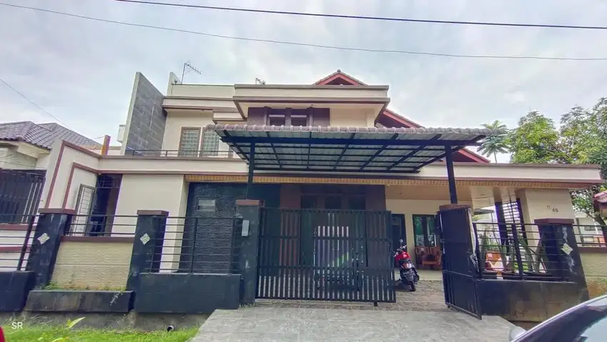 RUMAH MEWAH 2,5 LANTAI KOMPLEk TASBIH