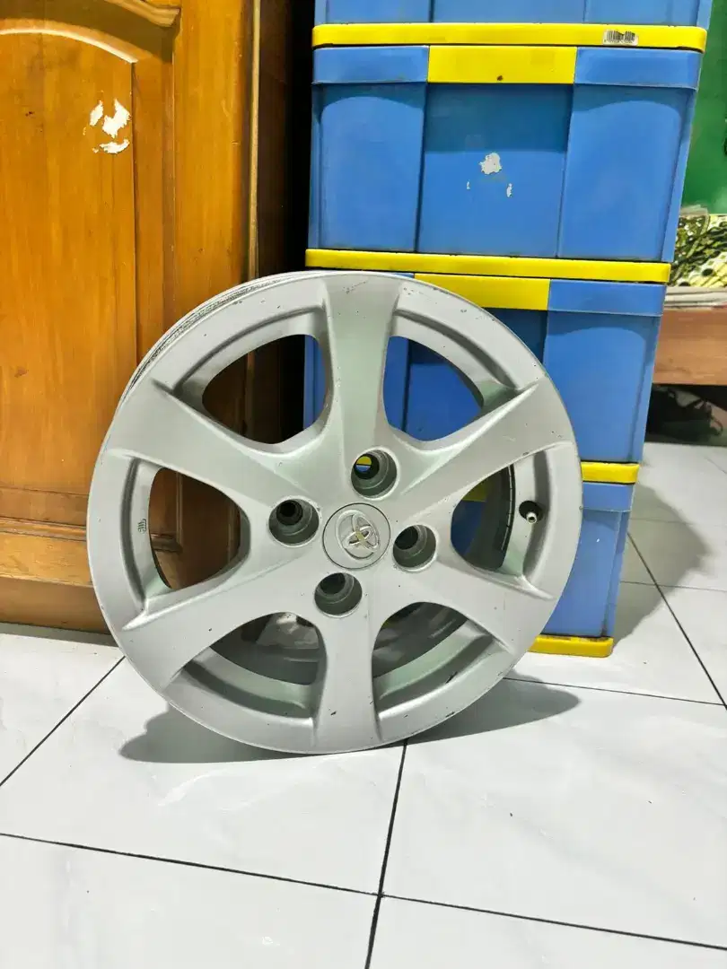 Velg Serep Agya ayla R14 kondisi normal copotan mobil 

0838-7933-6099