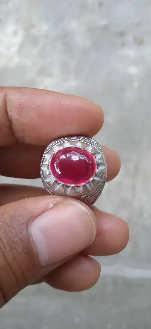 Cincin batu merah siam