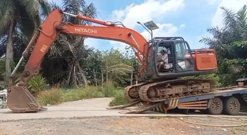 Hitachi 210F 2018 Tanah Grogot 
Excavator