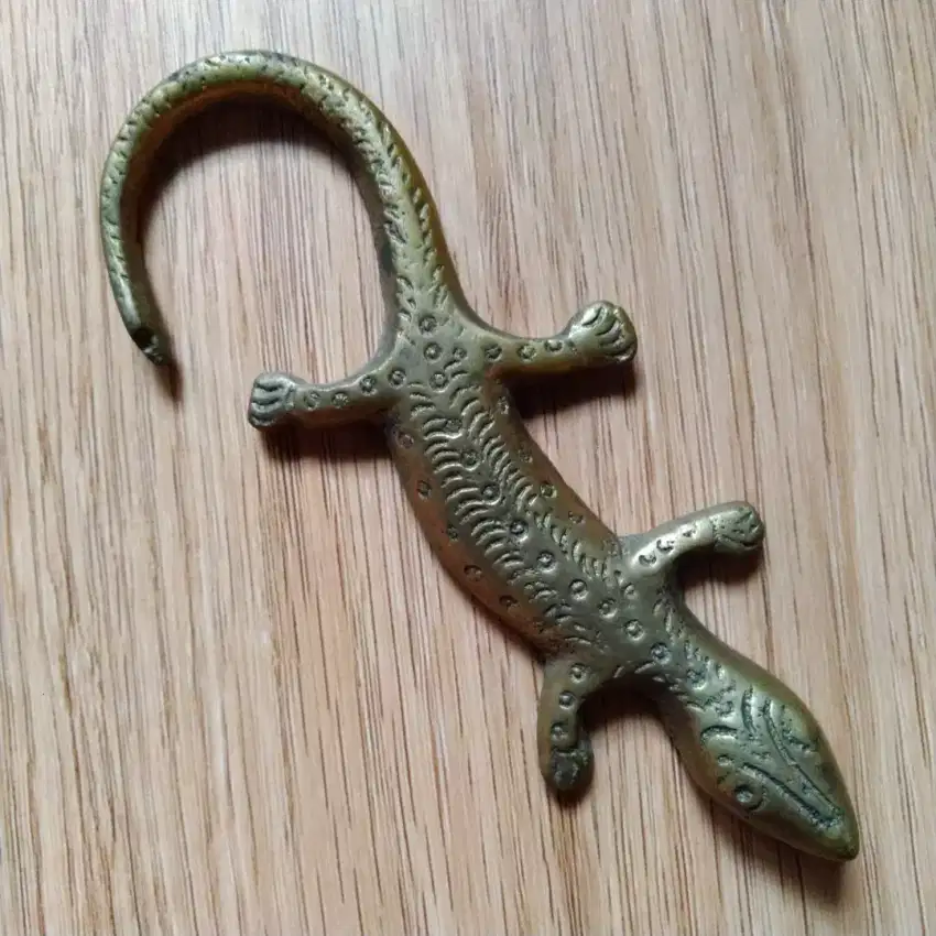 Pajangan kuningan solid patung tokek geko