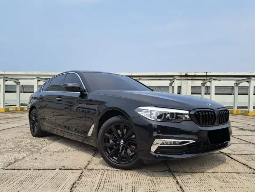 Bmw 520i luxury 2.0 at. Tahun 2018. Hitam. Km 20rb . New a like