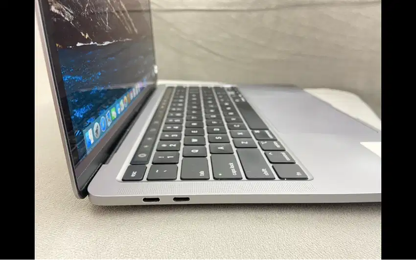 Macbook Pro 2020 13 RAM 8/256 GB Intel Core i7 TB